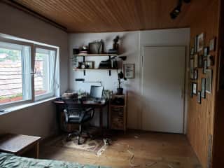 Bedroom/office space (office space is available for guest use)