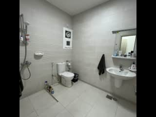 Main bathroom (en-suite).