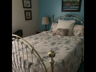 secondary bed room, queen bed