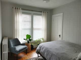 Primary guest room, queen bed