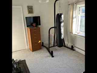 Tv and pick h bag in room