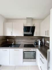 Kitchen with kettle, Nespresso coffee machine, oven, stove, dishwasher and fridge/freezer