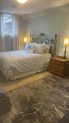 Sitter’s bedroom / en-suite (basement)