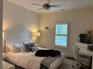 Guest room for the sitter with en suite bathroom