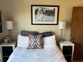 Full size bed in guest/sitter bedroom.
