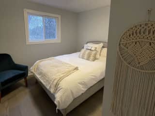 Guest bedroom w/queen bed