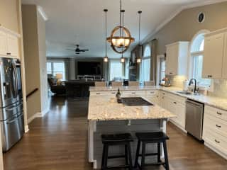 Gas cooktop, kitchen overlooks living room