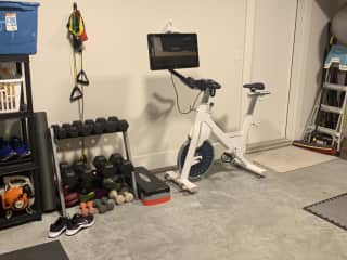 Workout equipment available for use in the garage gym.