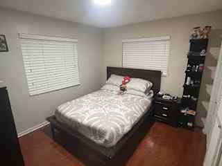 Bedroom queen size bed
