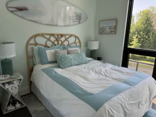 Guest room queen size bed