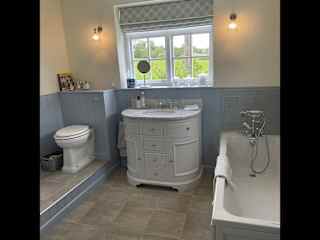 family bathroom opposite guest bedroom