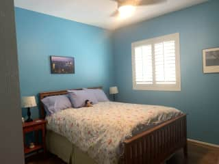 Housesitter bedroom with queen size bed