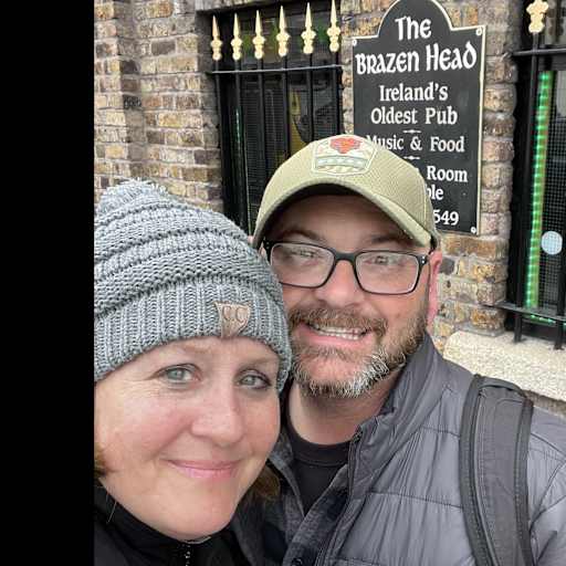Profile image for pet sitters Renee & Damen