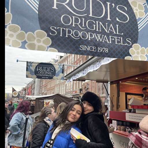 Profile image for pet sitters Mariana & Frida