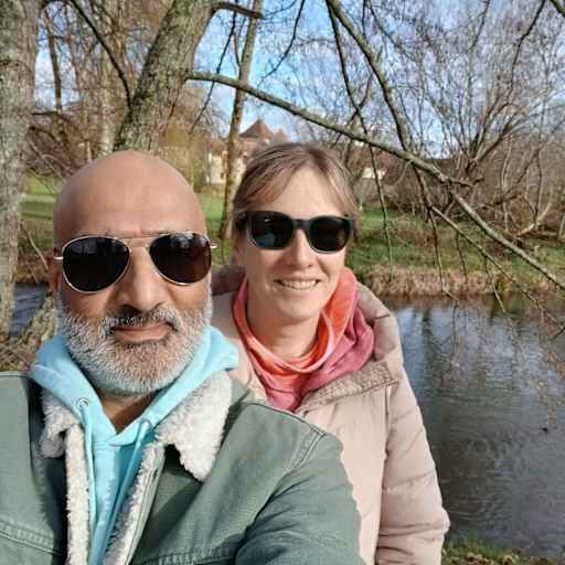 Profile image for pet sitters Bobby & Niki