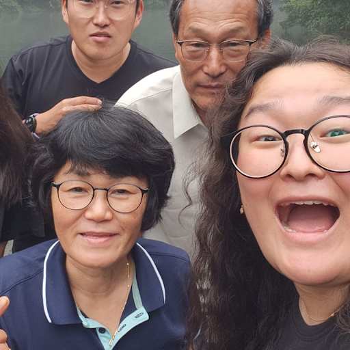 Profile image for pet sitters Yunseo & Geonjung