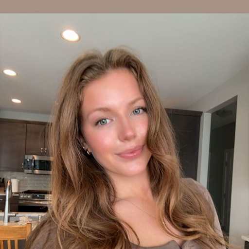 Profile image for pet sitter Ariana
