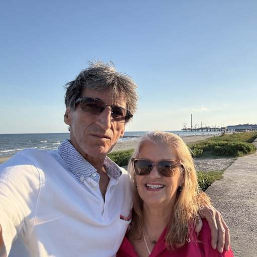 Profile image for pet sitters Nina Rosa & Touraj