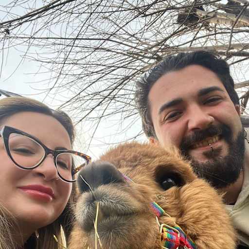 Profile image for pet sitters Erica & Alvaro