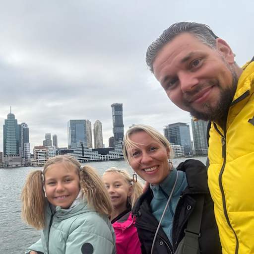 Profile image for pet sitters TravelTheWorldAsFamily & Fanny