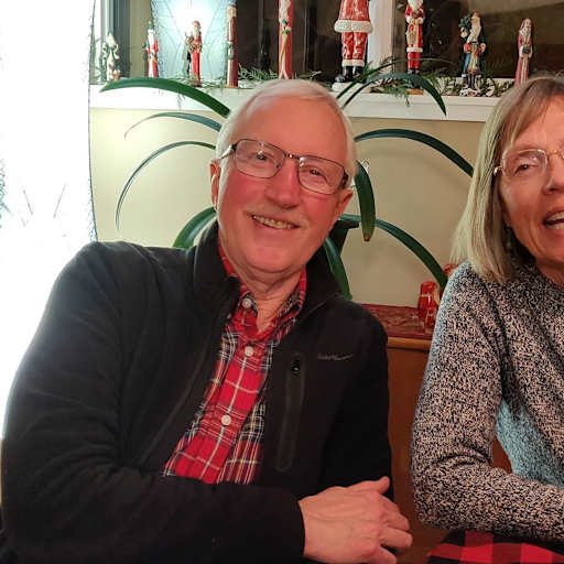 Profile image for pet sitters Carl & Bonnie