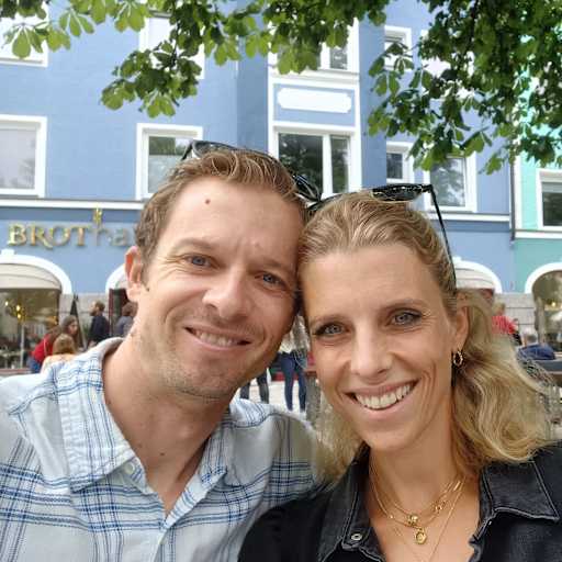 Profile image for pet sitters Rebecca & Manuel
