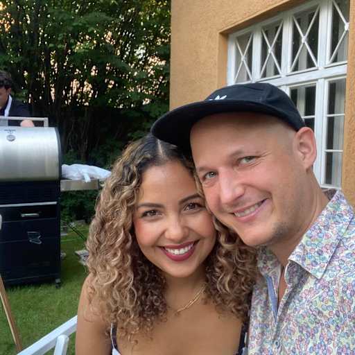 Profile image for pet sitters Marvin & Cristina