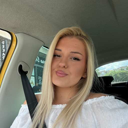 Profile image for pet sitter Emina