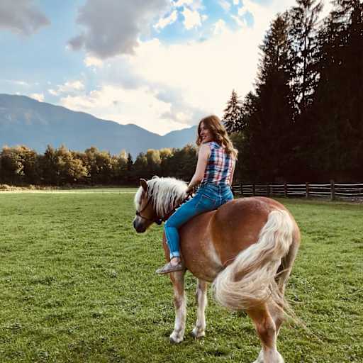 Profile image for pet sitter Christina