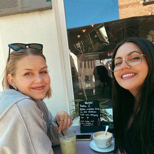 Profile image for pet sitters Fanziska & Jocelyn Stephanie