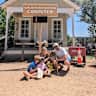 House sit pet parent - Relax in a Spacious, Peaceful Home with a Pool and Golden Retriever Companion.