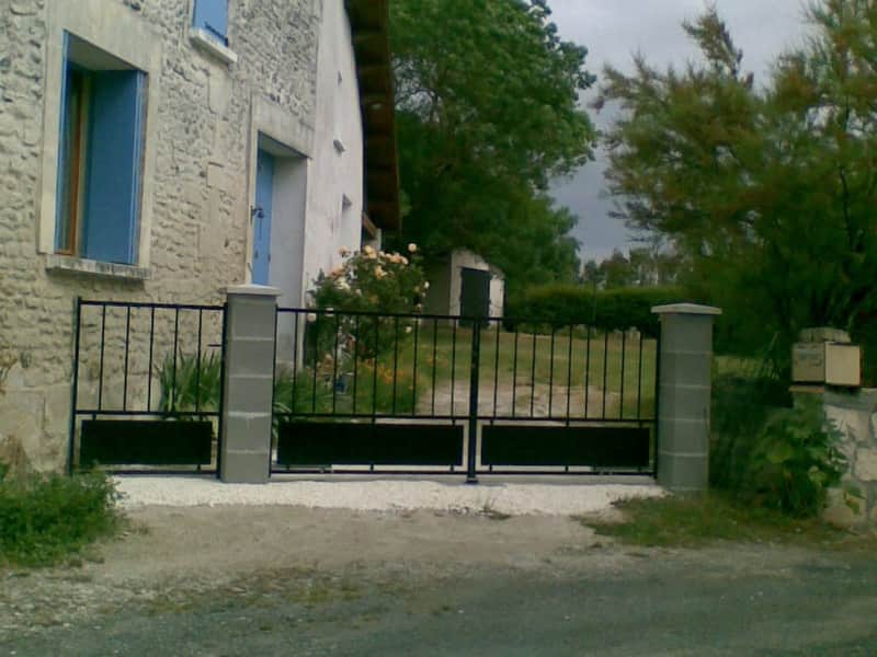 Housesitting assignment in Saint-Dizant-du-Gua, France
