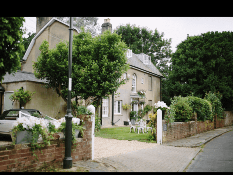 Housesitting assignment in Ifield, United Kingdom