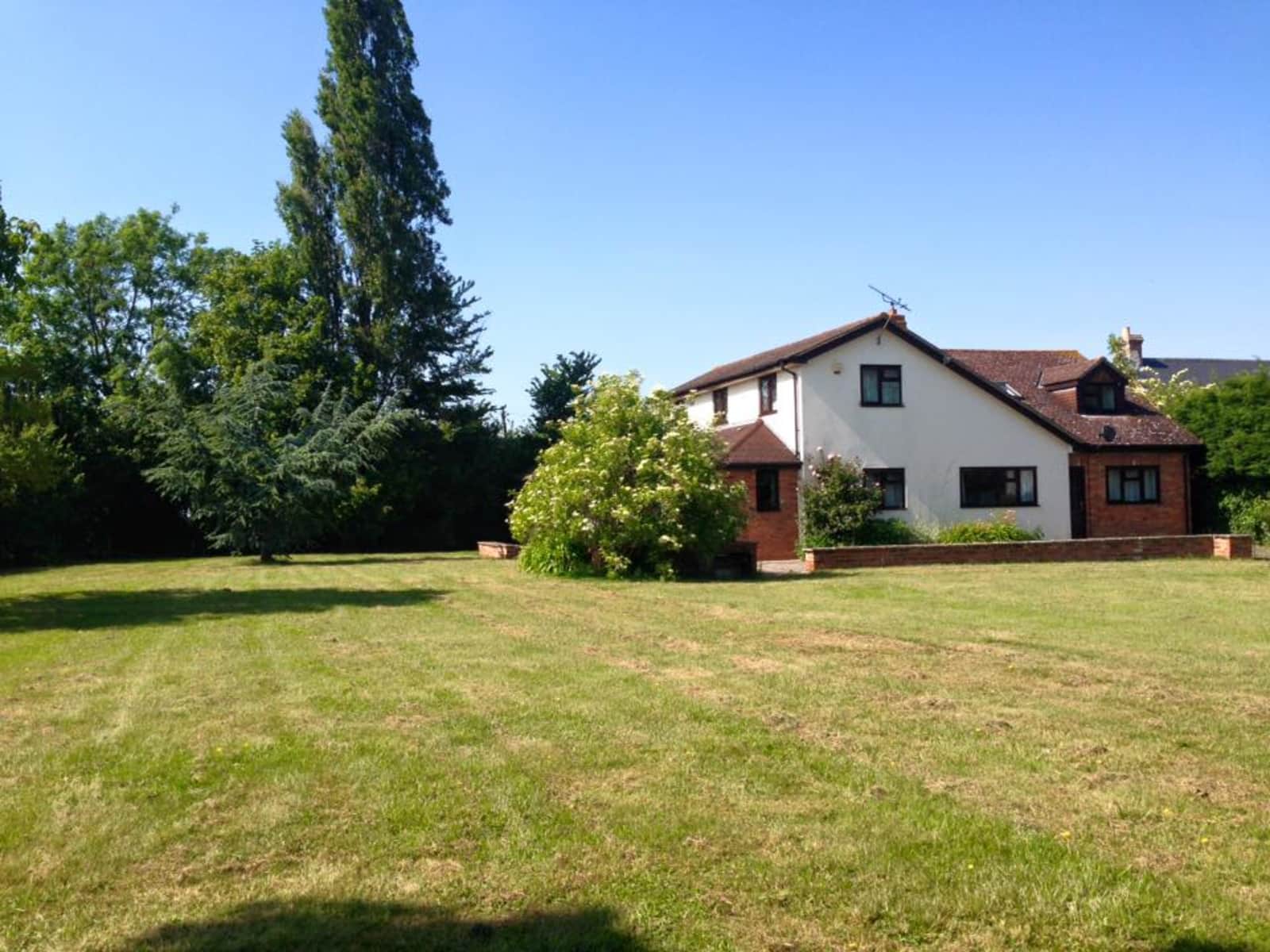 Housesitting assignment in Ludgershall, United Kingdom