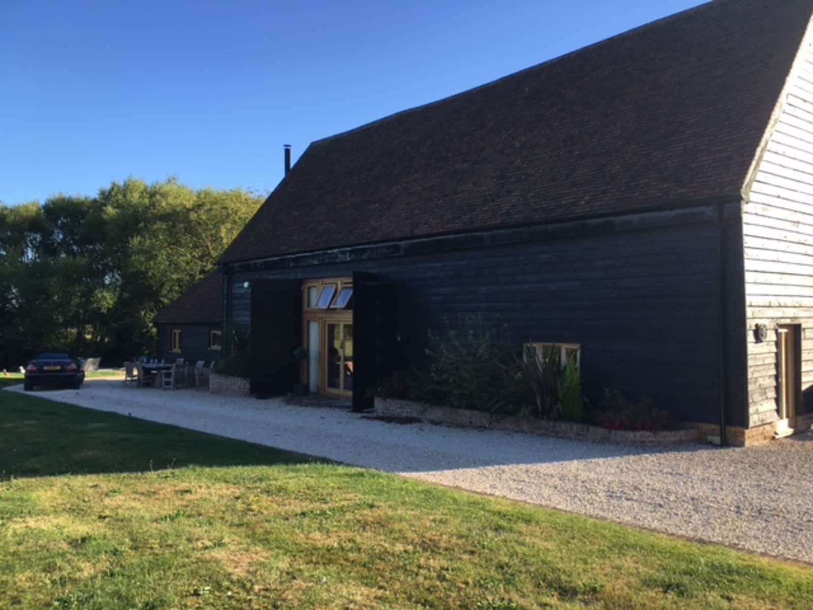 Housesitting assignment in Stanbridge, United Kingdom