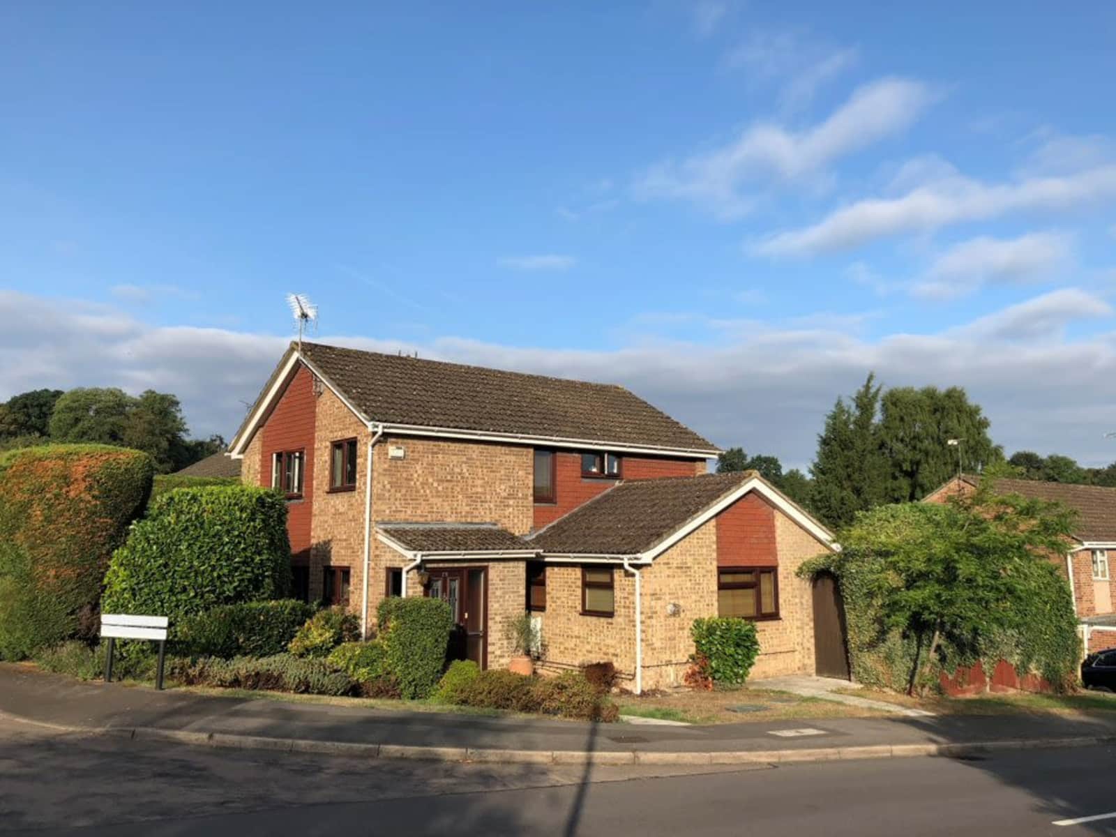Housesitting assignment in Bagshot, United Kingdom