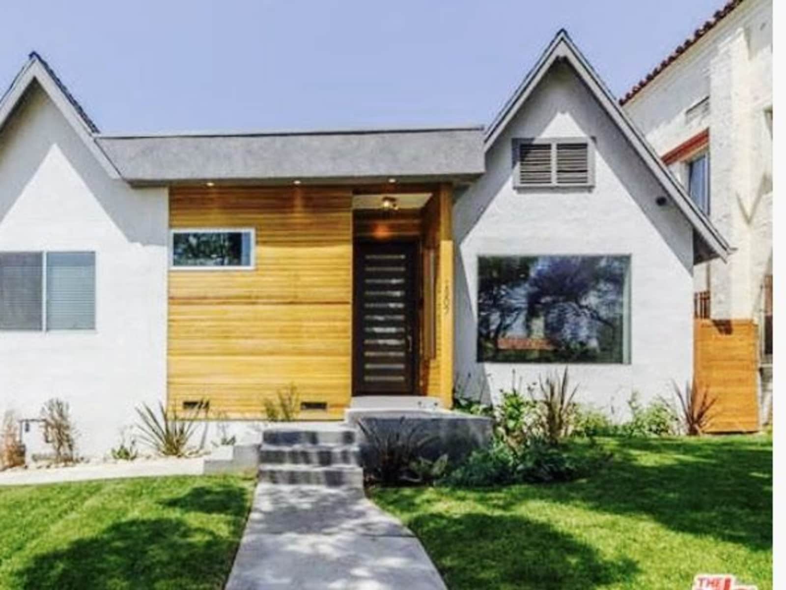 Housesitting assignment in Miracle Mile, California, United States