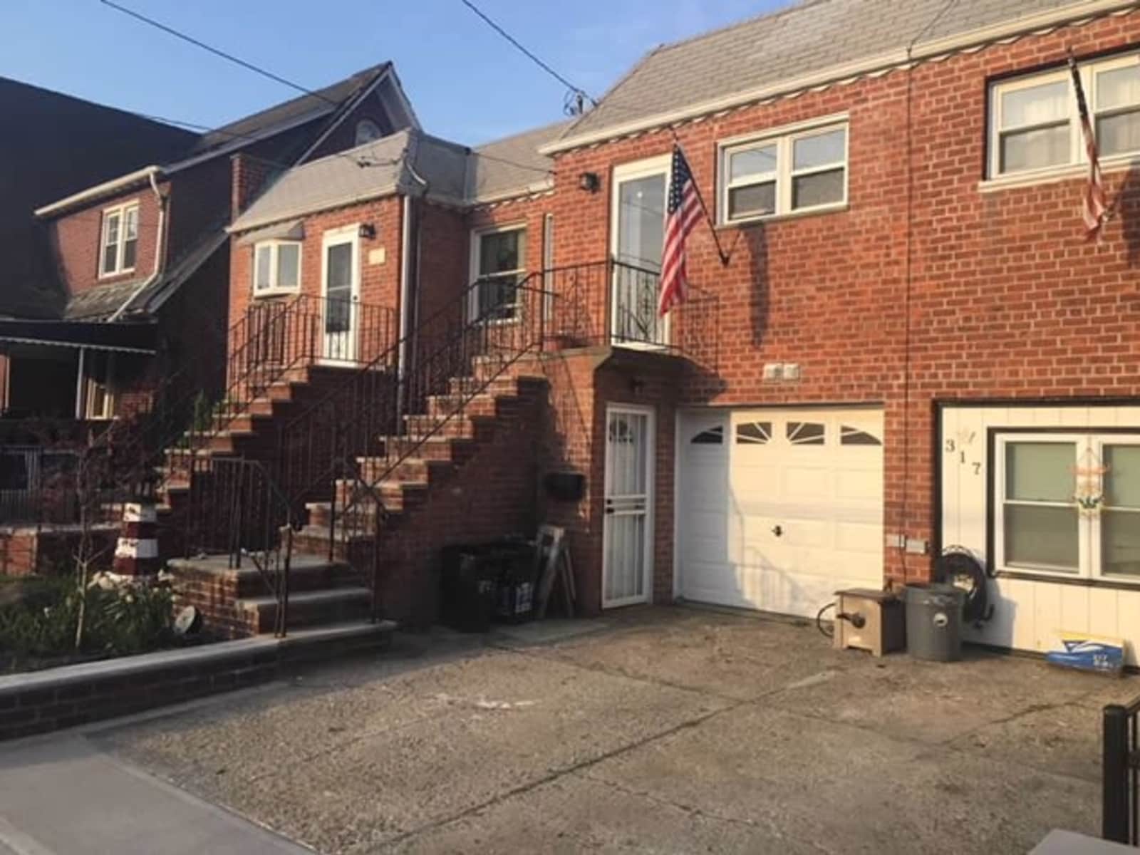 Housesitting assignment in Far Rockaway, New York, United States