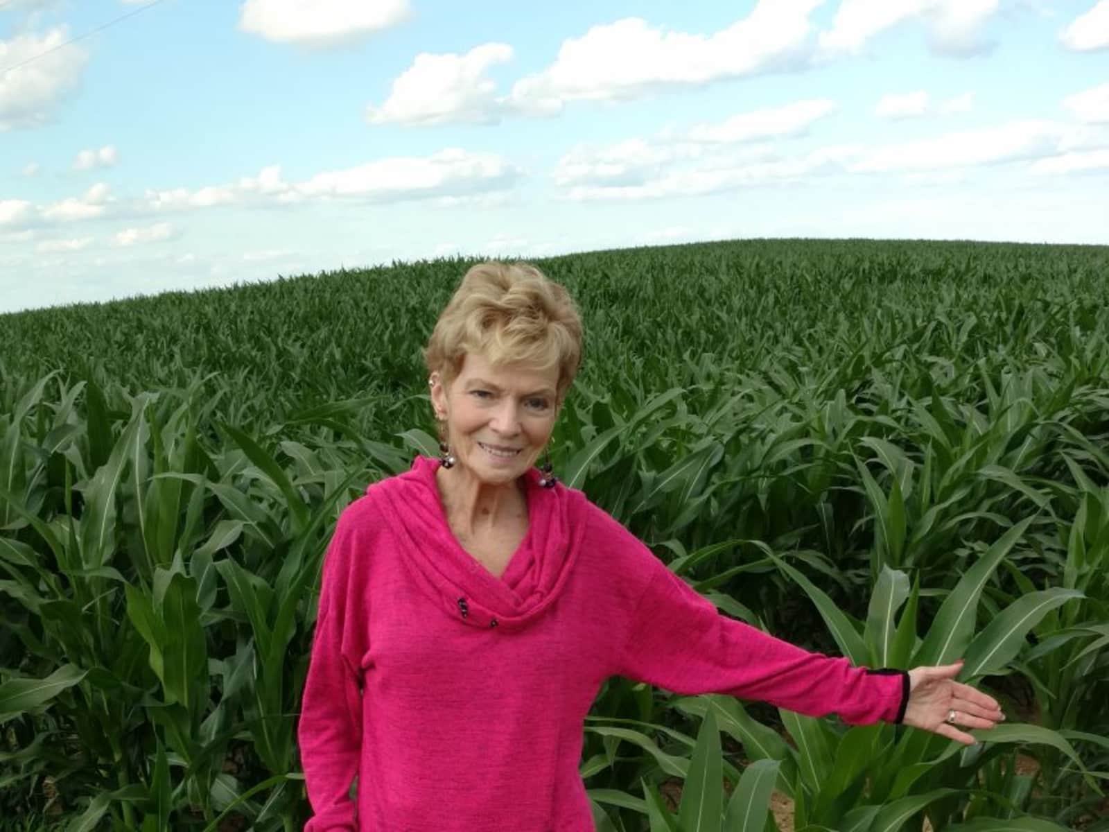 Saundra from De Witt, Iowa, United States