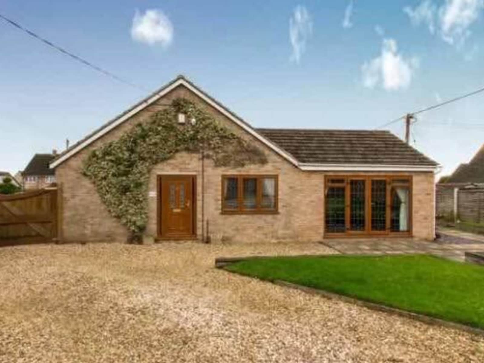 Housesitting assignment in Standlake, United Kingdom