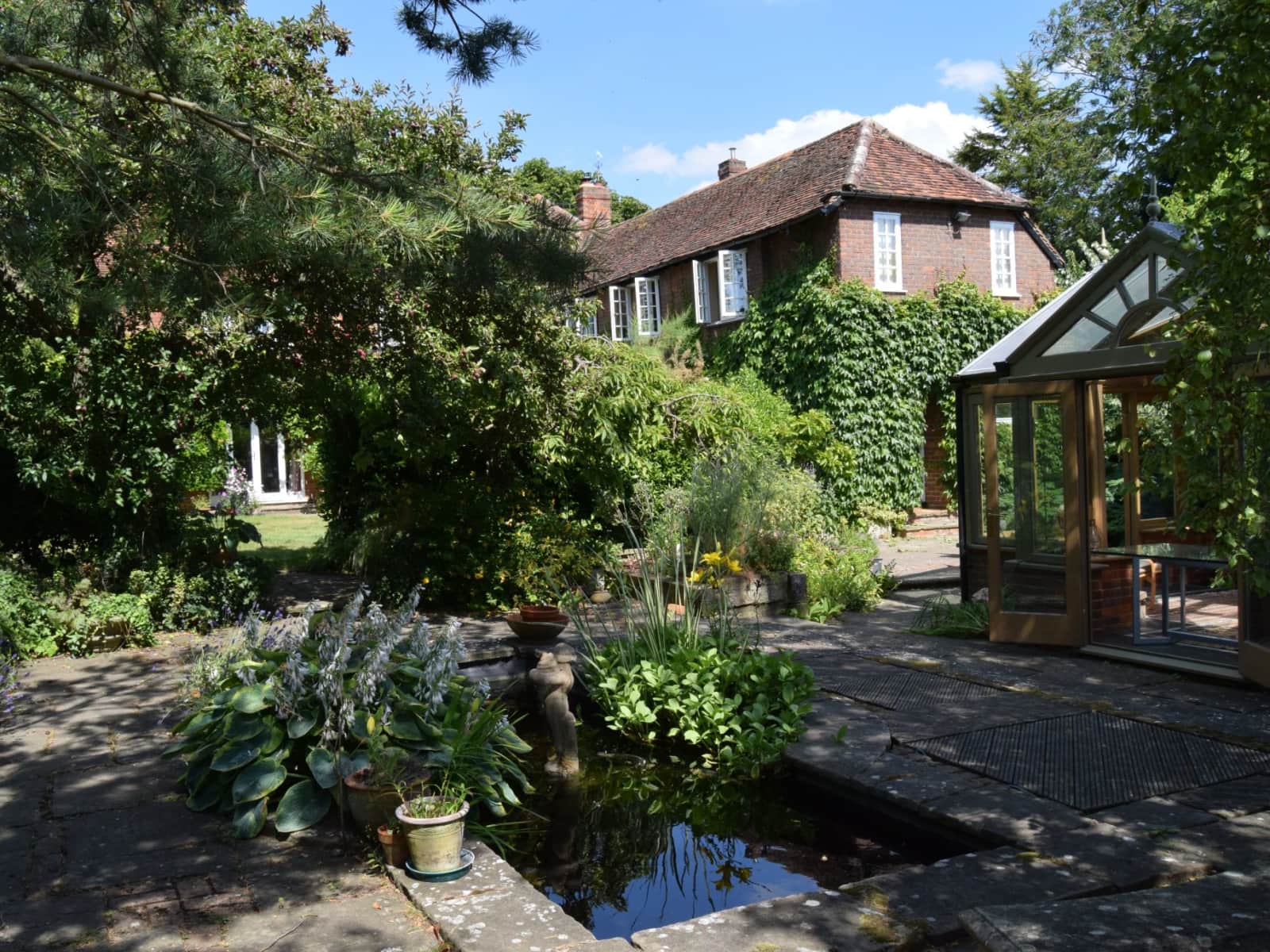 Housesitting assignment in Aylesbury, United Kingdom