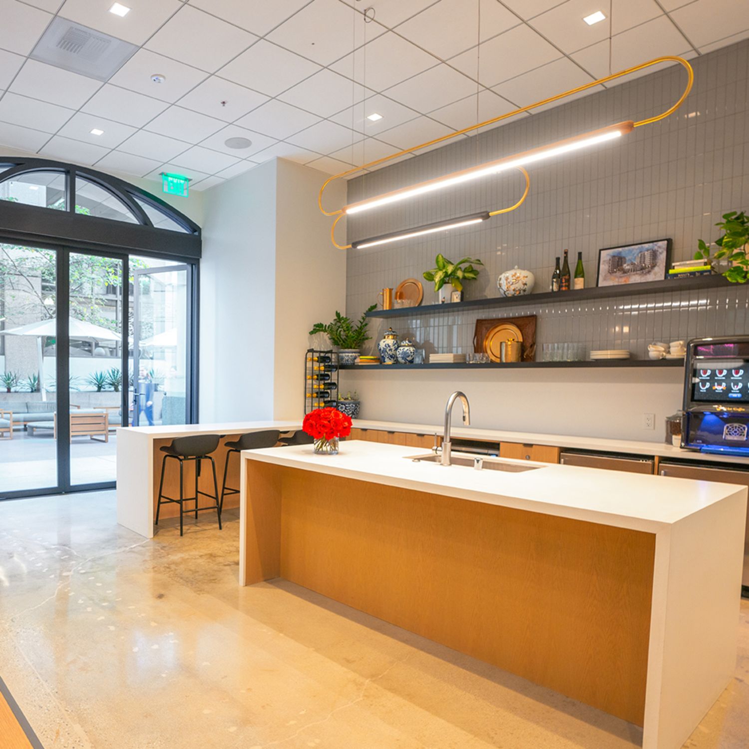 <h2><strong>A&amp;B Amenities</strong></h2> at Pasadena Towers - 55 South Lake Avenue