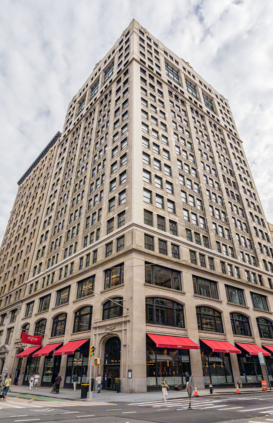 ベルナール・ビュッフェ「NEW YORK-Downtown Broadway」 Hotel Belleclaire - Wikipedia