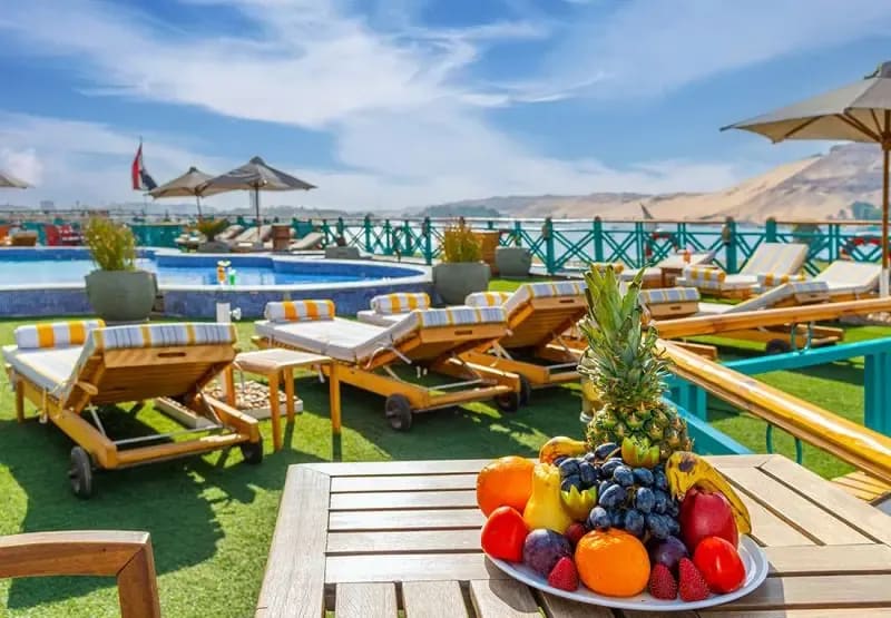 Piscina y Jacuzzi Sonesta Moon Goddess — Cubierta Solar en el Nilo