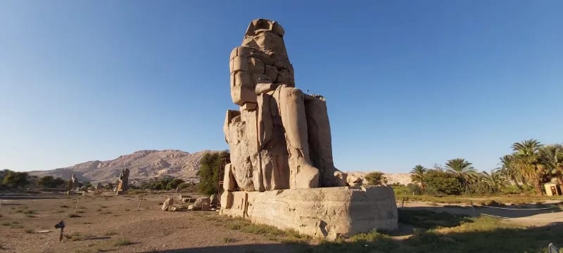 Los dos Colosos de Memnón, estatuas sentadas de Amenhotep III en la orilla occidental de Luxor