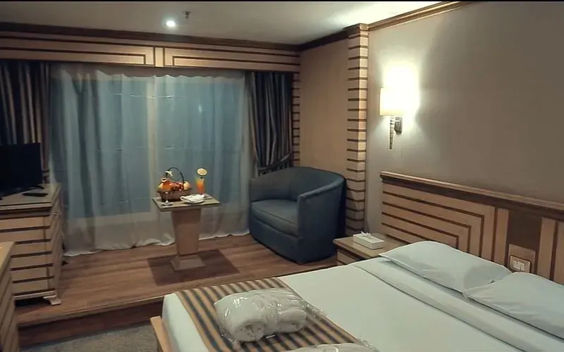 Princess Sarah Cabin UV Windows Bathtub | Egypt For Travel