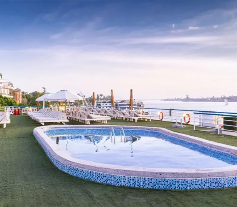 Sun deck MS Hapi V — piscina interior y gym 24h | Crucero Nilo con guía en español 2026