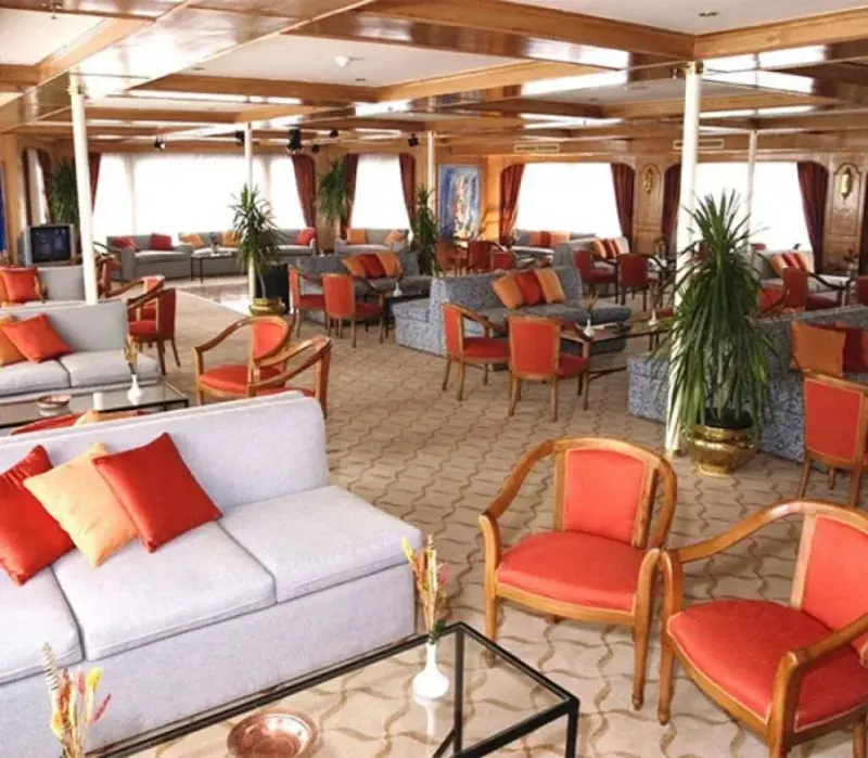 Lounge y bodega MS Hapi V — recepción gratuita de vinos cada tarde | Crucero Nilo 2026