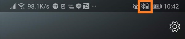 スマートフォンの通知バーにイヤホンのバッテリ残量が確認できる