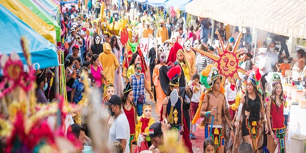 Desfile de colores en Festivales anuales "Nicaragua en Victorias"